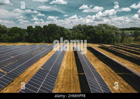 Das Solarkraftwerk Turrill, das sich im Besitz von DTE Energy befindet, liefert über den MIGreenPower-Plan erneuerbare Energie für Haushalte in Lapeer, Michigan, USA. Stockfoto