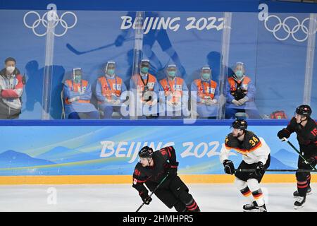 Peking, China. 10th. Februar 2022. Eishockey: Olympiade, Kanada - Deutschland, Vorrunde, Gruppe A, 1st Spieltag, Wukesong Arena, Sanitäter beobachten das Spiel. Kredit: Peter Kneffel/dpa/Alamy Live Nachrichten Stockfoto