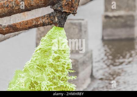 Emissionen von radioaktivem Schmutzwasser aus der Rohrleitung gefährliche toxische chemische Verschmutzung der Umwelt. Stockfoto