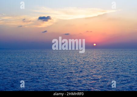 Beeindruckende Bilder von der Natur. Sonnenuntergang über dem Indischen Ozean. Stockfoto