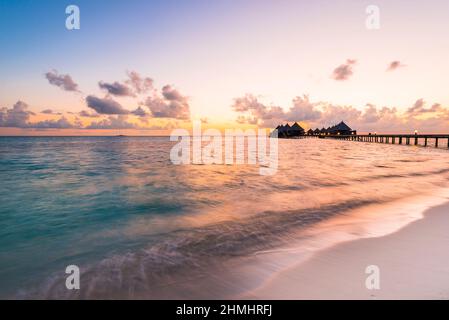 Luxusresort im Indischen Ozean. Entspannen Sie sich am Abend, Sonnenuntergang über dem Meer. Malediven. Ari-Atoll. Stockfoto