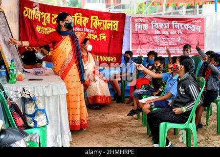 Kalkutta, Indien. 10th. Februar 2022. Ein Lehrer sah, wie er Schüler während eines Open-Air-Unterrichts unterrichtete. Die Regierung von Westbengalen hat die Erlaubnis erteilt, nach zwei Jahren mit Covid-19-Einschränkungen ab der aktuellen Woche Freiluftkurse für Schüler der Klasse VII (sieben) und darunter abzuhalten. (Foto: Avishek das/SOPA Images/Sipa USA) Quelle: SIPA USA/Alamy Live News Stockfoto