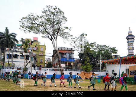 Kalkutta, Indien. 10th. Februar 2022. Kleine Kinder sahen in einer Schlange stehen, als sie an einem Kurs im Freien teilnahmen. Die Regierung von Westbengalen hat die Erlaubnis erteilt, nach zwei Jahren mit Covid-19-Einschränkungen ab der aktuellen Woche Freiluftkurse für Schüler der Klasse VII (sieben) und darunter abzuhalten. (Foto: Avishek das/SOPA Images/Sipa USA) Quelle: SIPA USA/Alamy Live News Stockfoto