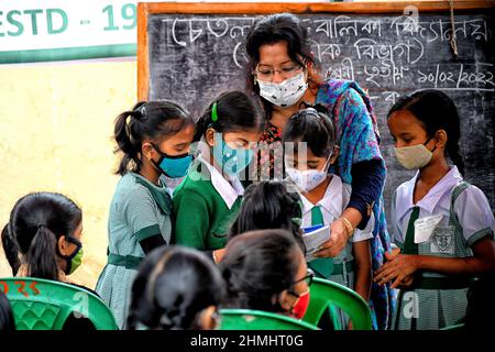 Kalkutta, Indien. 10th. Februar 2022. Ein Lehrer sah, wie er Schüler während eines Open-Air-Unterrichts unterrichtete. Die Regierung von Westbengalen hat die Erlaubnis erteilt, nach zwei Jahren mit Covid-19-Einschränkungen ab der aktuellen Woche Freiluftkurse für Schüler der Klasse VII (sieben) und darunter abzuhalten. (Foto: Avishek das/SOPA Images/Sipa USA) Quelle: SIPA USA/Alamy Live News Stockfoto