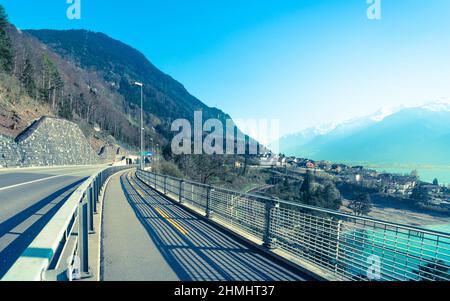 Auf dem Weg zum kleinen Ort in den Alpen am Vierwaldstättersee. Kanton Uri. Stockfoto