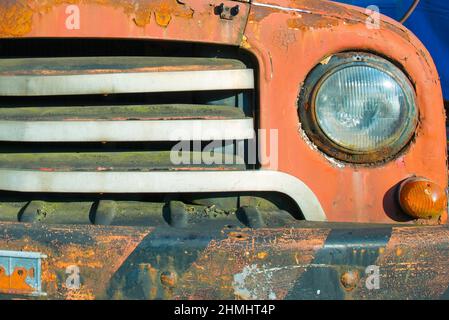 Frontscheinwerfer eines alten Autos. Rostig, verlassen. Stockfoto