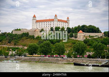 BRATISLAVA, SLOWAKEI - 9. JULI 2019: Burg Bratislava mit der Donau im Vordergrund Stockfoto