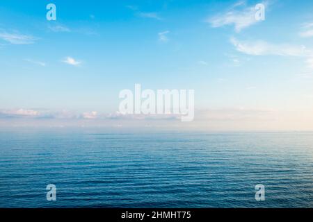 Herrliche Farben des Mittelmeers. Italien. Ligurische Küste des Meeres. Stockfoto