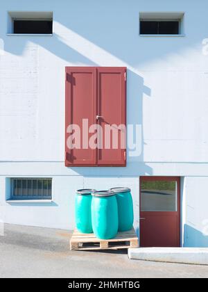 Fässer zur Lagerung von Wein oder Saft. Objekte der Lebensmittel- und Getränkeindustrie. Stockfoto