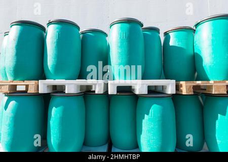 Fässer zur Lagerung von Wein oder Saft. Objekte der Lebensmittel- und Getränkeindustrie. Stockfoto