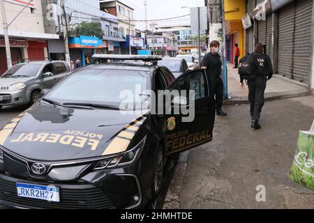 10. Februar 2022, Rio de Janeiro, Rio de Janeiro, Brasilien: (INT) Polizei Ã¢â‚¬Å “Operation ConfessioÃ¢â‚¬Â in Rio de Janeiro. 10. Februar 2022, Rio de Janeiro, Brasilien: Bewegung brasilianischer Bundespolizisten während der Operation Confessio, die gegen ein Fälschungssystem von Armeedokumenten arbeitet, um den Verkauf und den Besitz von Waffen zu erleichtern, in Vila dos Teles, in Sao Joao de Meriti, in Baixada Fluminense. Etwa 100 Polizisten führen an verschiedenen Stellen 27 Durchsuchungs- und Beschlagnahmungsbefehle durch. .Credit: Jose Lucena/Thenews2 (Foto: Jose Lucena/TheNews2/Zumapress) (Credit Image: © Jose Stockfoto