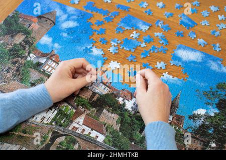 Frau arbeitet an Puzzle Stockfoto