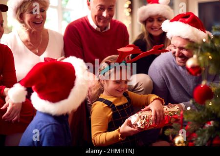 Multi-Generation-Familie Austausch Und Eröffnung Geschenke Rund Um Weihnachtsbaum Zu Hause Stockfoto