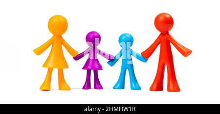 Figuren der Familie stehen auf weißem, isoliertem Hintergrund. Konzept der klassischen traditionellen Familie, Werte, Einheit und Loyalität, stark und gesund. Soci Stockfoto