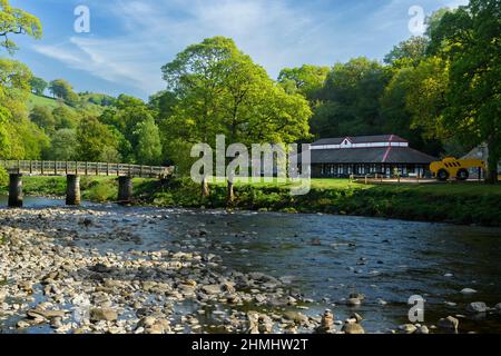 Wunderschöne Landschaft im Sommer (Café Cavendish Pavilion & Besucher am Flussufer) - sonniges Bolton Abbey Estate, Yorkshire Dales, England, Großbritannien. Stockfoto