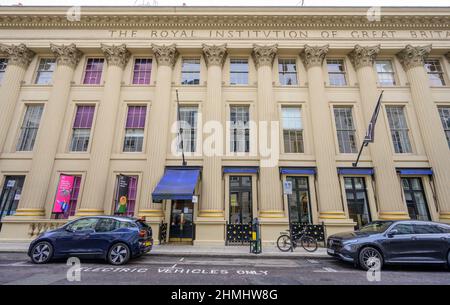 10. Februar 2022. Die Colonnaded Royal Institution in der Albemarle Street, Mayfair, London mit Parkplatz für Elektrofahrzeuge vor dem Hotel Stockfoto