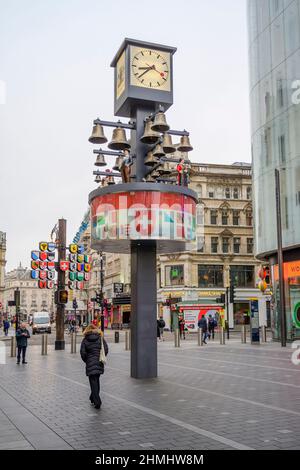 22. Februar 2022. Das Schweizer Glockenspiel am Leicester Square, außerhalb des Swiss Center im Londoner West End. Stockfoto