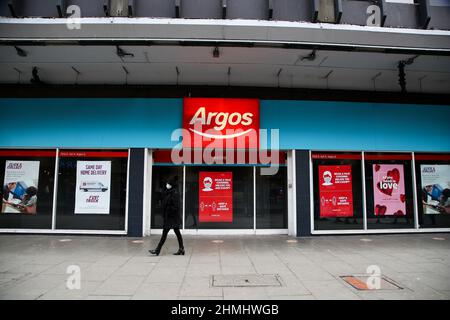 London, Großbritannien. 10th. Februar 2022. Eine Frau geht an einer Filiale des Argos-Geschäfts vorbei. (Foto: Dinendra Haria/SOPA Images/Sipa USA) Quelle: SIPA USA/Alamy Live News Stockfoto