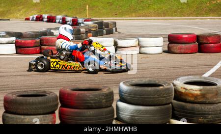 ODESSA, UKRAINE - 2. APRIL 2017: Wettkämpfe auf dem Bild, Piloten in Helm und Rennkleidung nehmen am Kartenrennen Teil. Kart-Show. Kind Stockfoto