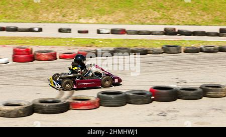 ODESSA, UKRAINE - 2. APRIL 2017: Wettkämpfe auf dem Bild, Piloten in Helm und Rennkleidung nehmen am Kartenrennen Teil. Kart-Show. Kind Stockfoto