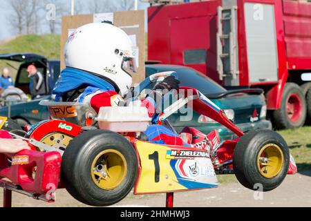 ODESSA, UKRAINE - 2. APRIL 2017: Wettkämpfe auf dem Bild, Piloten in Helm und Rennkleidung nehmen am Kartenrennen Teil. Kart-Show. Kind Stockfoto