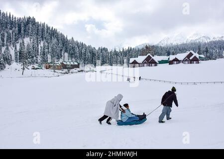 Gulmarg, Indien. 10th. Februar 2022. Ein indischer Tourist wird gesehen, wie er während eines bewölkten Wintertages eine Schlittenfahrt im Schnee in einem berühmten Skigebiet in Gulmarg genießt. Gulmarg, gelegen am Fuße des Himalaya, gilt als eines der führenden Skigebiete in Südasien. (Foto von Saqib Majeed/SOPA Images/Sipa USA) Quelle: SIPA USA/Alamy Live News Stockfoto