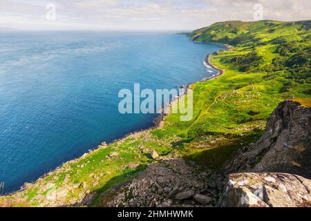 Blick von der Klippe Fair Head, Nordirland, Großbritannien Stockfoto