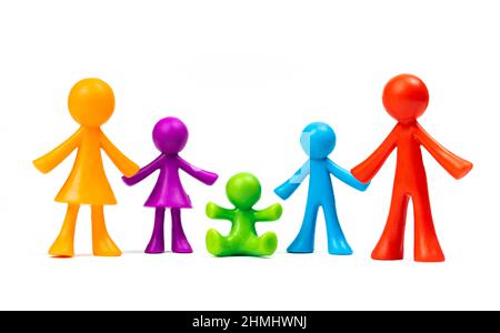 Figuren der Familie stehen auf weißem, isoliertem Hintergrund. Konzept der klassischen traditionellen Familie, Werte, Einheit und Loyalität, stark und gesund. Soci Stockfoto