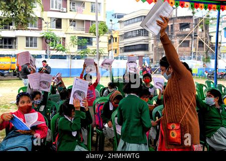 Kalkutta, Indien. 10th. Februar 2022. Ein Lehrer sah, wie er Schüler während eines Open-Air-Unterrichts unterrichtete. Die Regierung von Westbengalen hat die Erlaubnis erteilt, nach zwei Jahren mit Covid-19-Einschränkungen ab der aktuellen Woche Freiluftkurse für Schüler der Klasse VII (sieben) und darunter abzuhalten. Kredit: SOPA Images Limited/Alamy Live Nachrichten Stockfoto