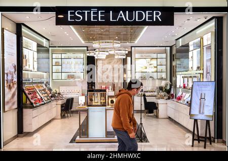 Hongkong, China. 06th. Februar 2022. Ein Fußgänger geht an der amerikanischen multinationalen Hautpflege- und Kosmetikmarke Estée Lauder (Estee Lauder) in Hongkong vorbei. Kredit: SOPA Images Limited/Alamy Live Nachrichten Stockfoto