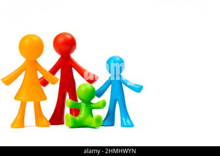 Figuren der Familie stehen auf weißem, isoliertem Hintergrund. Konzept der klassischen traditionellen Familie, Werte, Einheit und Loyalität, stark und gesund. Soci Stockfoto