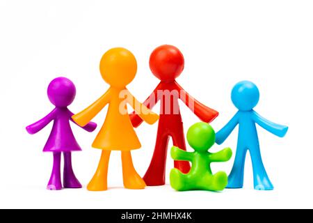 Figuren der Familie stehen auf weißem, isoliertem Hintergrund. Konzept der klassischen traditionellen Familie, Werte, Einheit und Loyalität, stark und gesund. Soci Stockfoto