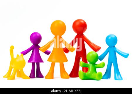 Figuren der Familie stehen auf weißem, isoliertem Hintergrund. Konzept der klassischen traditionellen Familie, Werte, Einheit und Loyalität, stark und gesund. Soci Stockfoto