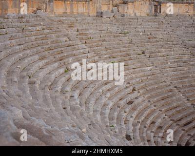 Ruinen des antiken griechisch-römischen Amphitheaters in Myra, alter Name - Demre, Türkei. Myra ist eine antike Stadt in Lykien, wo sich die kleine Stadt Kale befindet Stockfoto