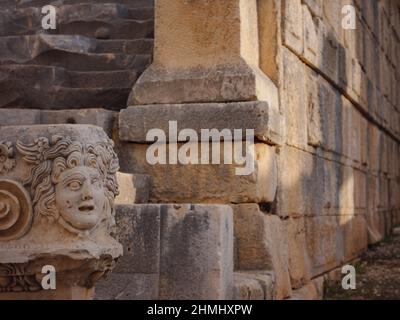 Ruinen des antiken griechisch-römischen Amphitheaters in Myra, alter Name - Demre, Türkei. Myra ist eine antike Stadt in Lykien, wo sich die kleine Stadt Kale befindet Stockfoto