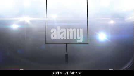 Bild von american Football-Torpfosten und bewölktem Himmel im beleuchteten Stadion Stockfoto