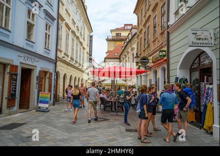 BRATISLAVA, SLOWAKEI - 9. JULI 2019: Touristen und Gäste im Freien in der Altstadt von Bratislava Stockfoto