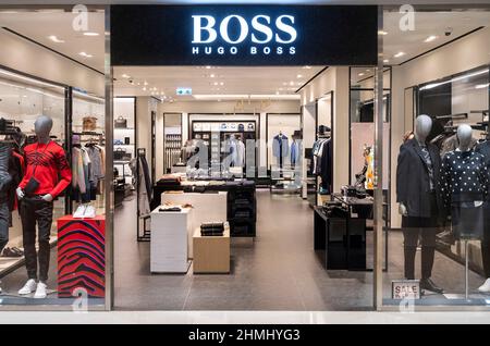 Hongkong, China. 17th Januar 2022. Der Laden der deutschen Bekleidungsmarke Hugo Boss in Hongkong. (Bild: © Budrul Chukrut/SOPA Images via ZUMA Press Wire) Stockfoto