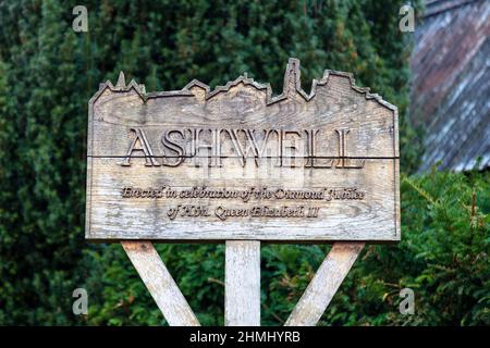 Geschnitztes Holzschild im Dorf Ashwell, das Königin Elizabeth II.'s Diamond Jubille, Hertfordshire, Großbritannien, feiert Stockfoto