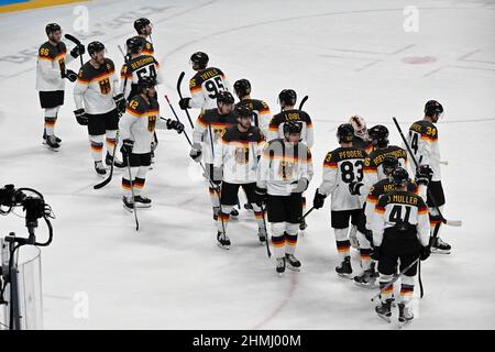 Peking, China. 10th. Februar 2022. Eishockey: Olympische Spiele, Kanada - Deutschland, Vorrunde, Gruppe A, Spieltag 1st, Wukesong Arena, stehen Deutschlands Spieler nach der Niederlage auf dem Spielfeld. Kredit: Peter Kneffel/dpa/Alamy Live Nachrichten Stockfoto