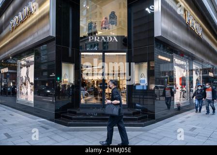 Hongkong, China. 28th Januar 2022. Ein Fußgänger geht an dem italienischen Luxusmodeunternehmen Prada vorbei, das in Hongkong zu sehen ist. (Bild: © Budrul Chukrut/SOPA Images via ZUMA Press Wire) Stockfoto