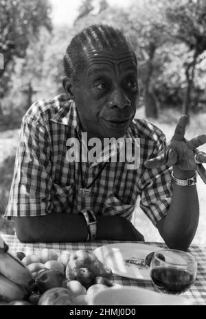 James Baldwin, amerikanischer Schriftsteller und Aktivist, in seinem Haus in St. Paul de Vence, Frankreich. Aufgenommen für die Times im Jahr 1984 Stockfoto