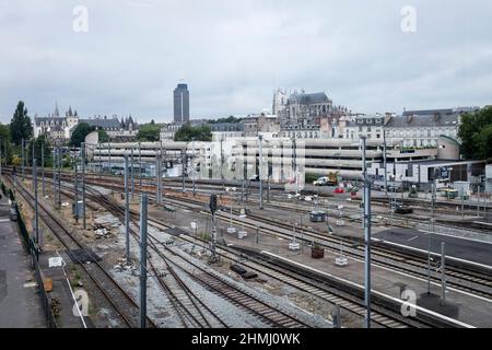 Ein Blick über die Bahngleise am Bahnhof in Richtung der Altstadt von Nantes, Frankreich. Stockfoto