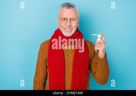 Foto von pensionierten Mann halten Medikamente Pillen tragen gestrickten Pullover isoliert blauen Hintergrund Stockfoto