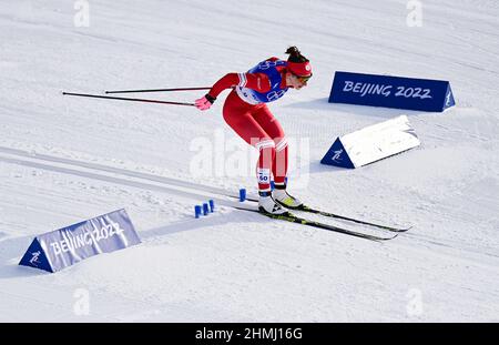 Zhangjiakou, Chinas Provinz Hebei. 10th. Februar 2022. Natalia Nepryaeva vom ROC tritt beim Langlauf-Klassiker der Frauen 10km im Nationalen Langlaufzentrum in Zhangjiakou, nordchinesische Provinz Hebei, am 10. Februar 2022 an. Quelle: Zhang Hongxiang/Xinhua/Alamy Live News Stockfoto