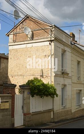 Typisch französische Architektur in einer Kleinstadt Stockfoto