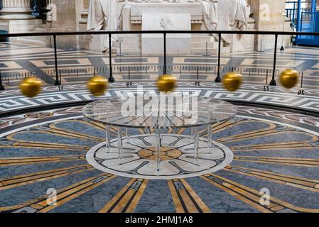 Foucault Pendel in Bewegung im Pantheon - Paris, Frankreich Stockfoto