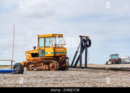 Ein Vintage TrackMarshall 155 Planierraupen-Traktor an einem Kiesstrand, Cley-Next-the-Sea, einem Küstendorf, Nordküste Norfolk, East Anglia, England Stockfoto