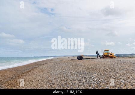 Ein Vintage TrackMarshall 155 Planierraupen-Traktor an einem Kiesstrand, Cley-Next-the-Sea, einem Küstendorf, Nordküste Norfolk, East Anglia, England Stockfoto