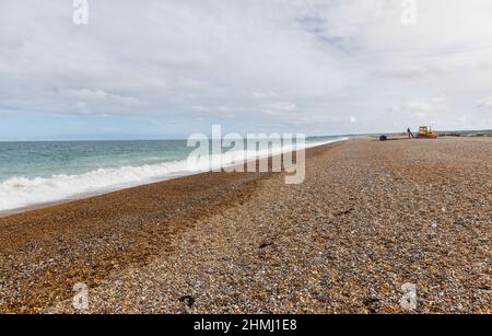 Kiesstrand und ein Vintage Track Marshall 155 Planierraupen-Traktor, Cley-Next-the-Sea, ein Küstendorf, Nordküste Norfolk, East Anglia, England Stockfoto